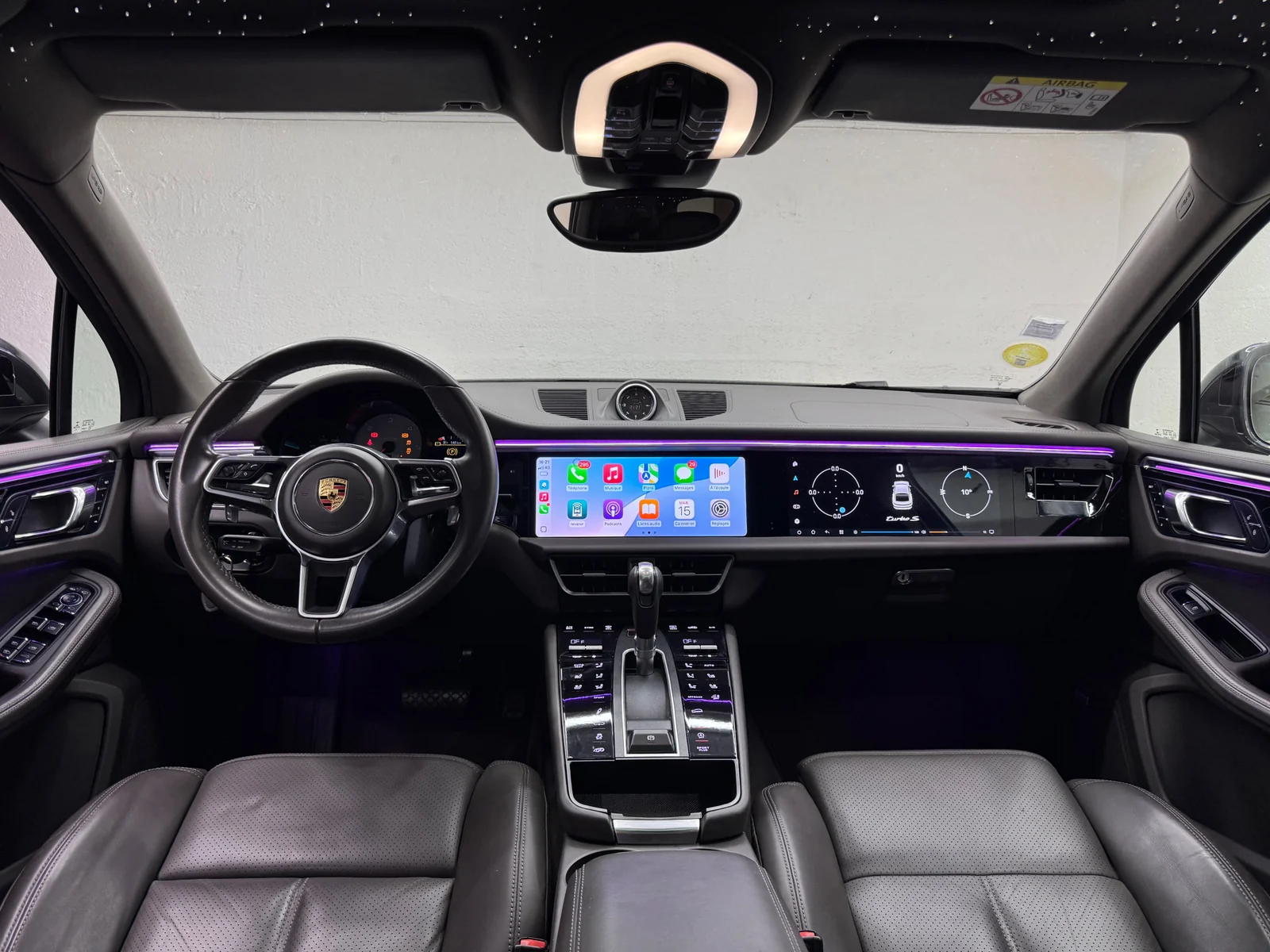 Intérieur Porsche Macan après personnalisation NS Auto : éclairage d'ambiance, ciel étoilé, écran CarPlay